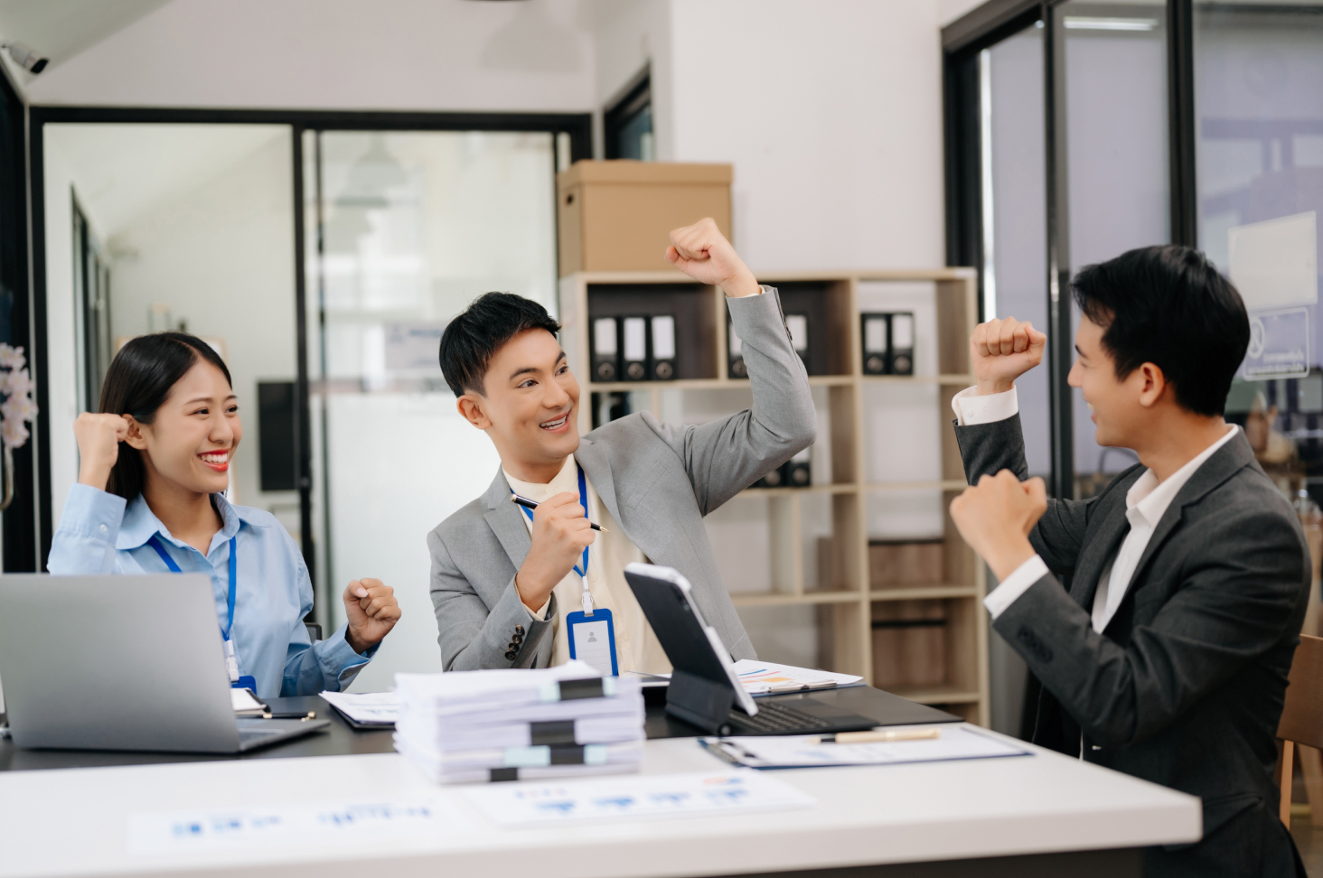 group-of-young-asian-business-team-creative-busine-2023-11-27-05-09-36-utc 1@4x